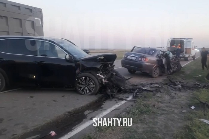 Водитель и пассажир погибли под Ростовом-на-Дону, врезавшись на встречке в Geely