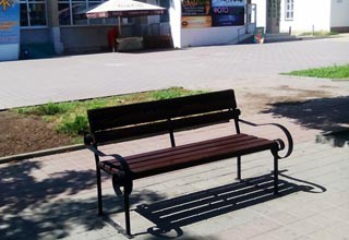 В центре г. Шахты установят еще 10 лавочек и 11 мусорных урн