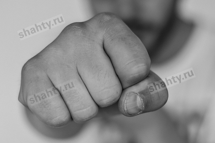 В Шахтах грабитель ударил прохожего по лицу и забрал рюкзак с телефоном