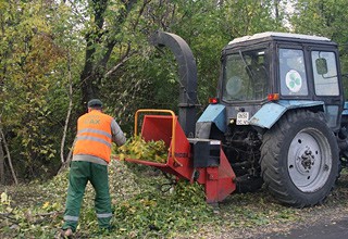 В г. Шахты начали использовать дереводробильную машину для уборки растительности