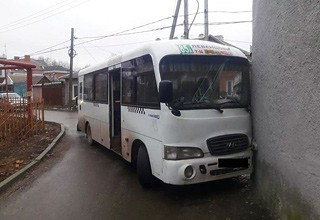 Маршрутка врезалась в здание в Ростовской области [Фото]