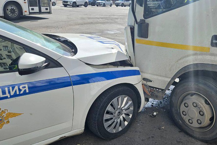 Инспекторы ДПС в Ростове столкнулись с автомобилем JAC