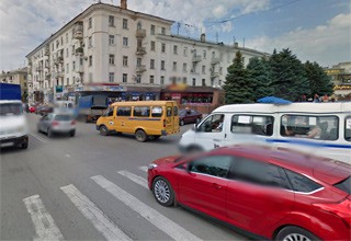 В г. Шахты дама на Ford Focus врезалась в маршрутку рядом с рынком, пострадала пассажирка