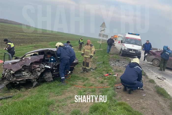 Автоледи выехала на встречку в Ростовской области: трое пострадали