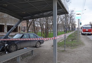 Mersedes C180 врезался в остановку с людьми, сбив 9-летнего мальчика и его маму