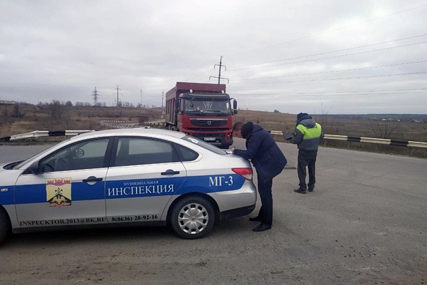 Водителей в Шахтах штрафовали за перевозку сыпучих грузов без тентов