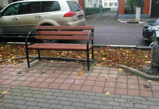В г. Шахты появились новые лавочки и урны на Клименко рядом с Администрацией города [Фото]