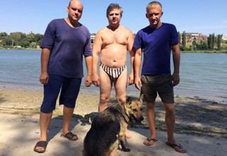 Собака-поводырь едва не утопила слабовидящего хозяина на Дону, кинувшись спасать купающихся