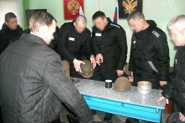 В г. Шахты осужденным показали находки с полей сражений