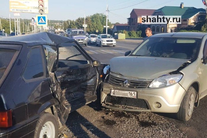 ДТП в Шахтах: на перекрестке столкнулись «Рено» и ВАЗ