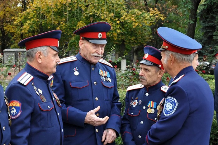 Житель Шахт создал памятник казакам для Красного Сулина