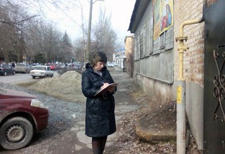 Власти г. Шахты потребовали навести чистоту возле магазинов, павильонов и остановок