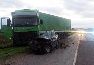 Погибли женщина с мужчиной на Mazda 3, врезавшись лоб в лоб в фуру Volvo на трассе