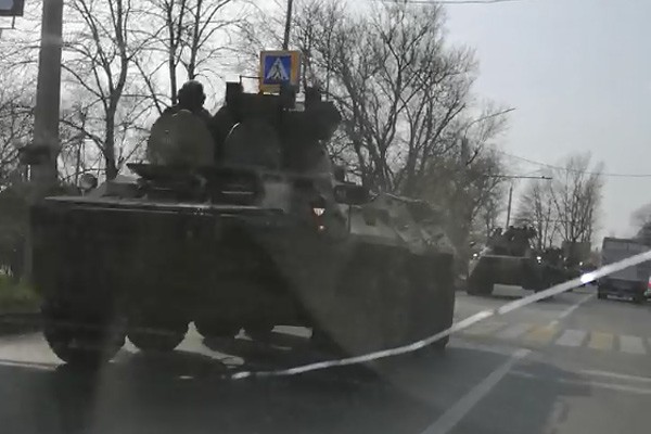 Колонна БТРов на улицах Ростова напугала паникеров [Видео]