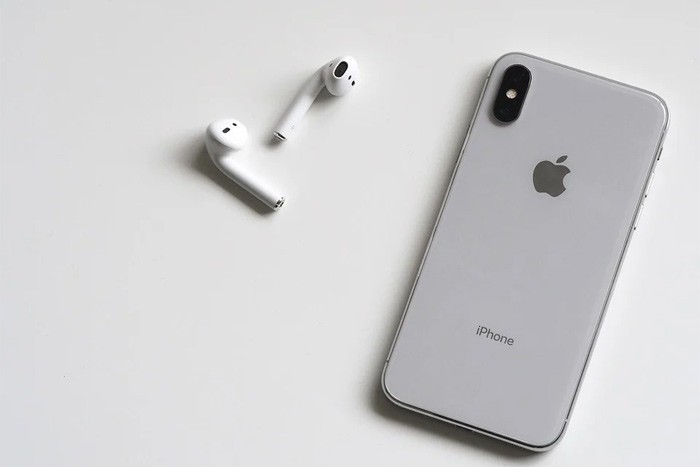 У ребенка отобрали наушники Air Pods на улице — задержаны девушка с мужчиной