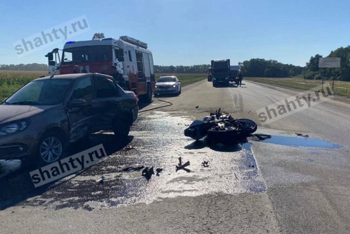 Погиб 27-летний парень на байке Honda под Ростовом, врезавшись на встречке в «Гранту»