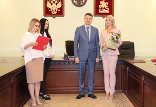 Сити-менеджер г. Шахты наградил лучших муниципальных служащих [Фото]