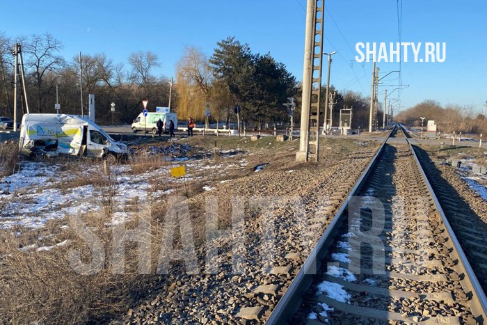 Электропоезд протаранил автомобиль на жд переезде в Ростовской области