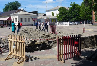 Отключили горячую воду на 2 недели в центре г. Шахты — на ул. Шевченко раскопали яму