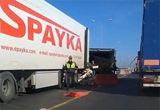 Опрокинулась фура под Шахтами на трассе М-4 [Видео]