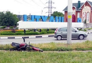 В г. Шахты мотоциклист попал в ДТП, задев бордюр на ул. Маяковского