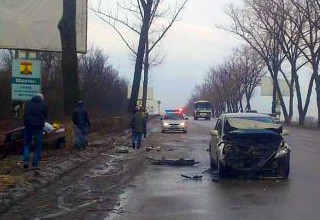 ВАЗ врезался на «встречке» в Nissan Tiida в г. Шахты на ул. Дачной, пострадал 25-летний парень