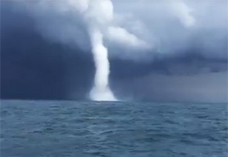 Смерч в море около Бетты приблизился к судну [Видео]
