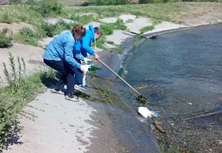 В г. Шахты убрали мусор на водоеме поселка ХБК [Фото]