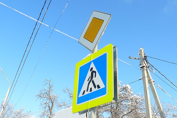 В г. Шахты пострадали от автомобилей дорожные знаки