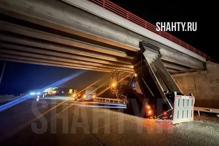 Под Шахтами на трассе М-4 самосвал протаранил мост