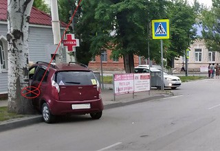 В г. Шахты CHERY врезалась в дерево напротив УМВД после столкновения с Renault Sandero [Фото]
