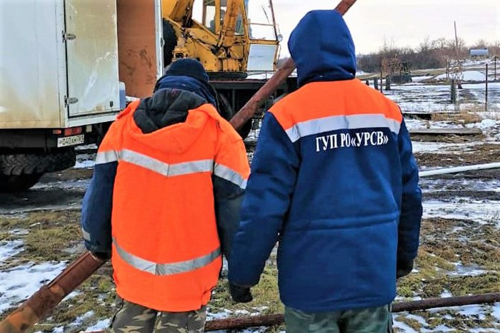В г. Шахты жители за свои деньги купили трубы водоканалу — 2,5 км из них не уложены