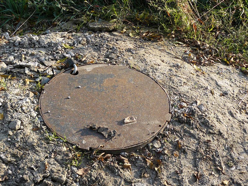 Крышка люка в городском парке
