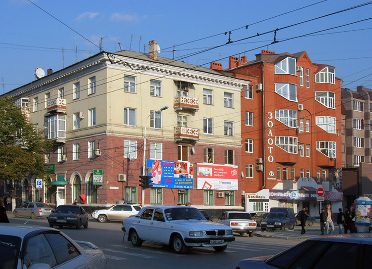 Перекресток пр-та Победа Революции и ул. Шевченко, г. Шахты