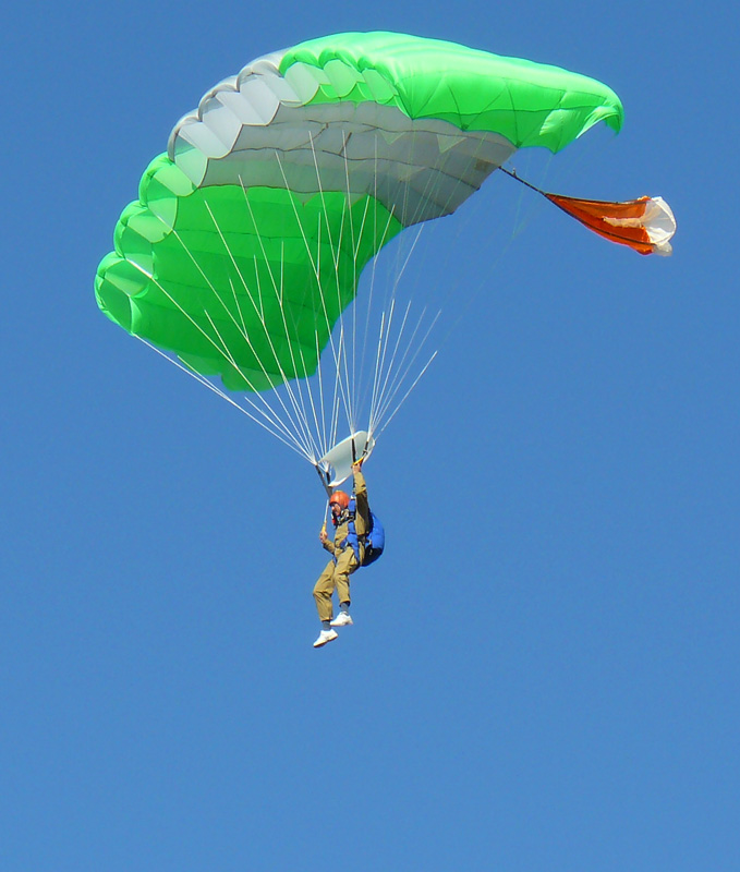 Парашютист на шахтинском аэродроме