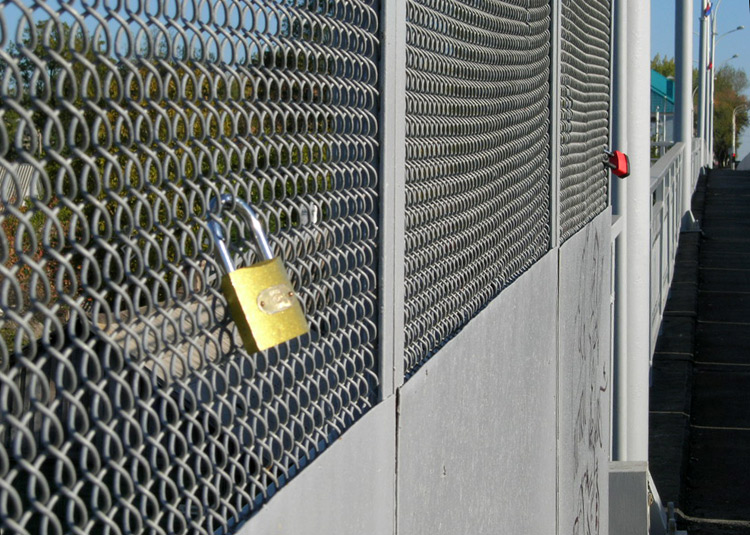 Мост на ул. Советской, где-то рядом скоро откроется магазин замков