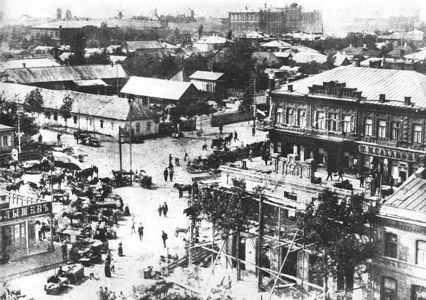 Шахты, центральная площадь, на заднем плане просматривается здание ЮРГУЭС