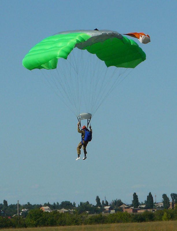 Парашютист на празднике на Авиаремзаводе в г. Шахты
