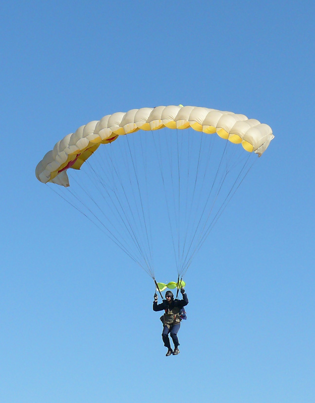 Парашютист на шахтинскиом авиаремзаводе