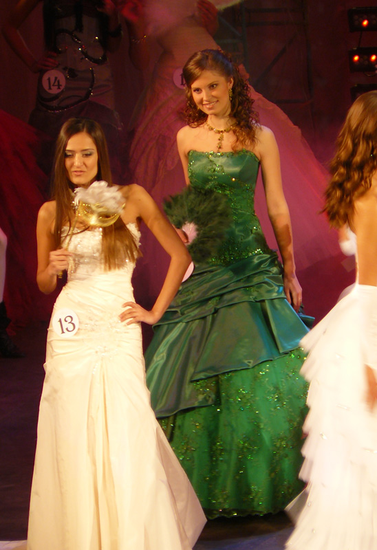 Наталья Борщева и Маргарита Рудова - участницы конкурса "Мисс Шахты 2011" - Шахты