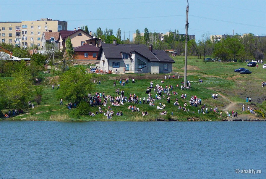 3 мая 2013 г., водохранилище ХБК, жители г. Шахты смотрят реконструкцию с другого берега