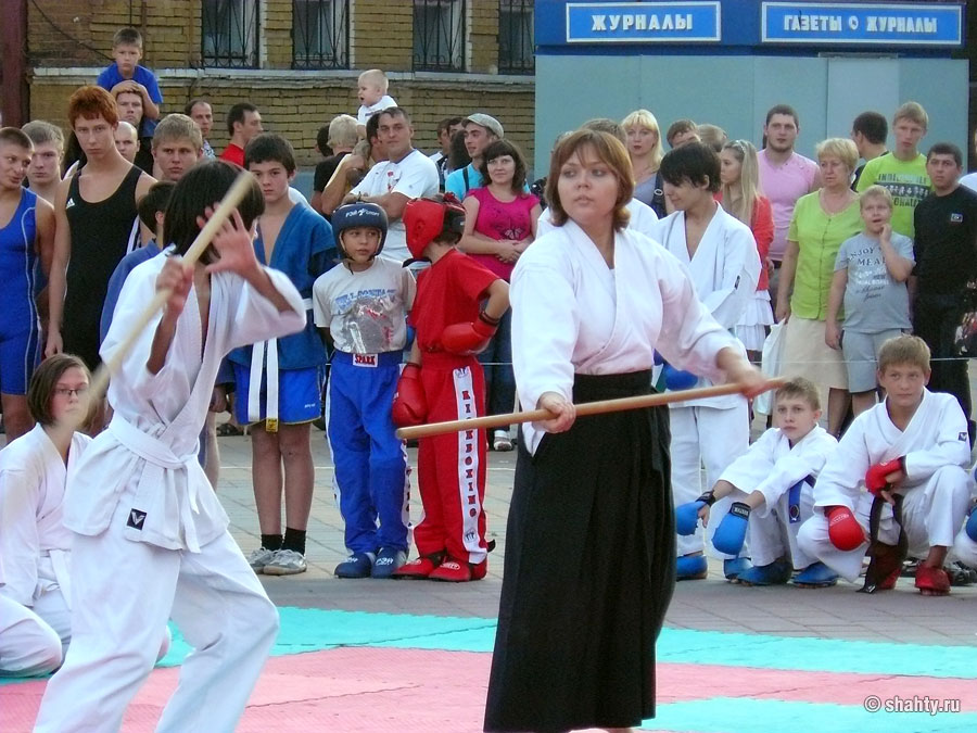 Фестиваль боевых искусств перед шахтинским драмтеатром