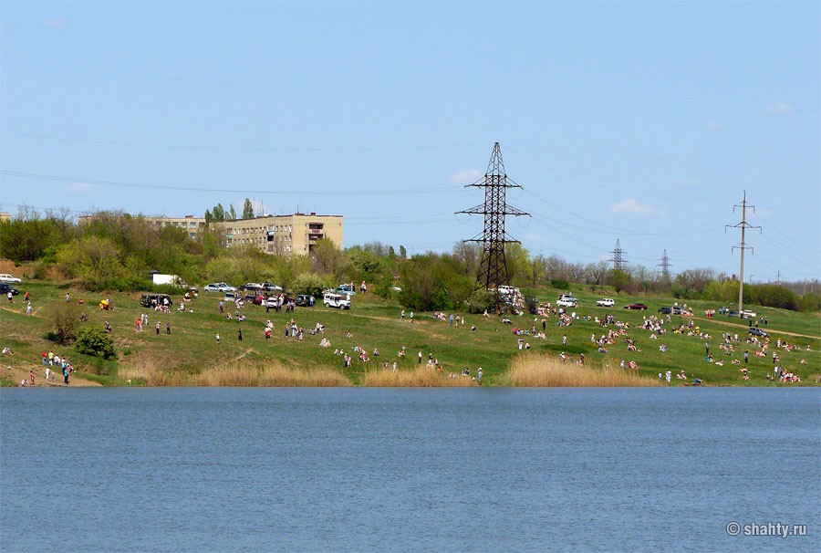 Водохранилище ХБК в г. Шахты, шахтинцы смотрят реконструкцию с другого берега