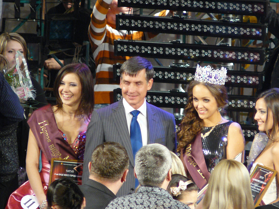 Мисс, 1-ая  и 2-ая вице-Мисс Шахты 2011 с мэром города Шахты