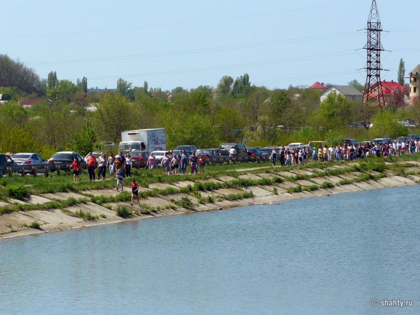 Шахтинцы идут смотреть военно-историческую реконструкцию