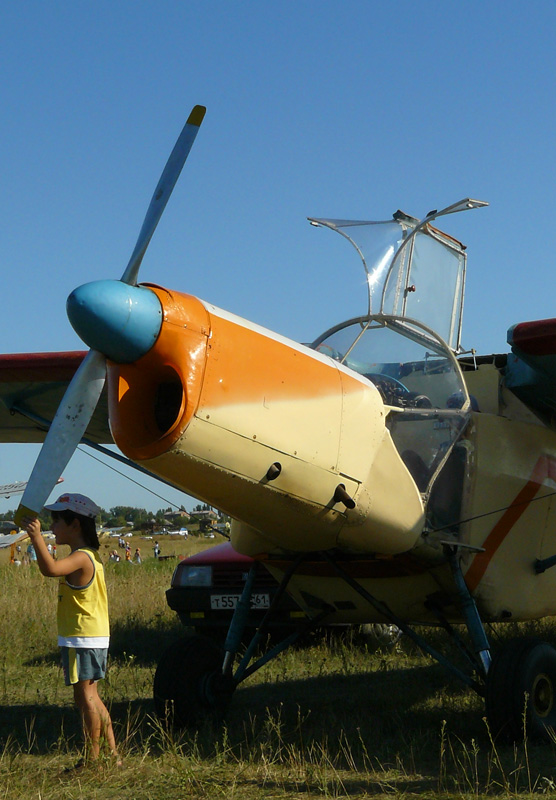 Самолет на поле шахтиского авиаремзавода