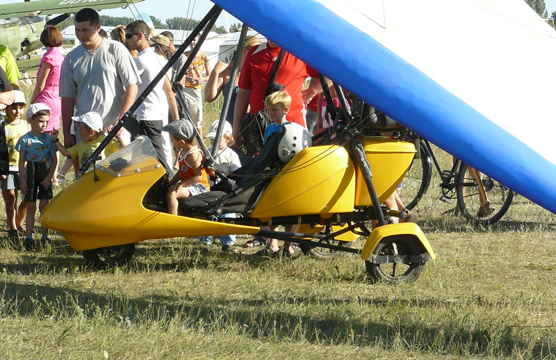 На поле ШАРЗа очень много детей