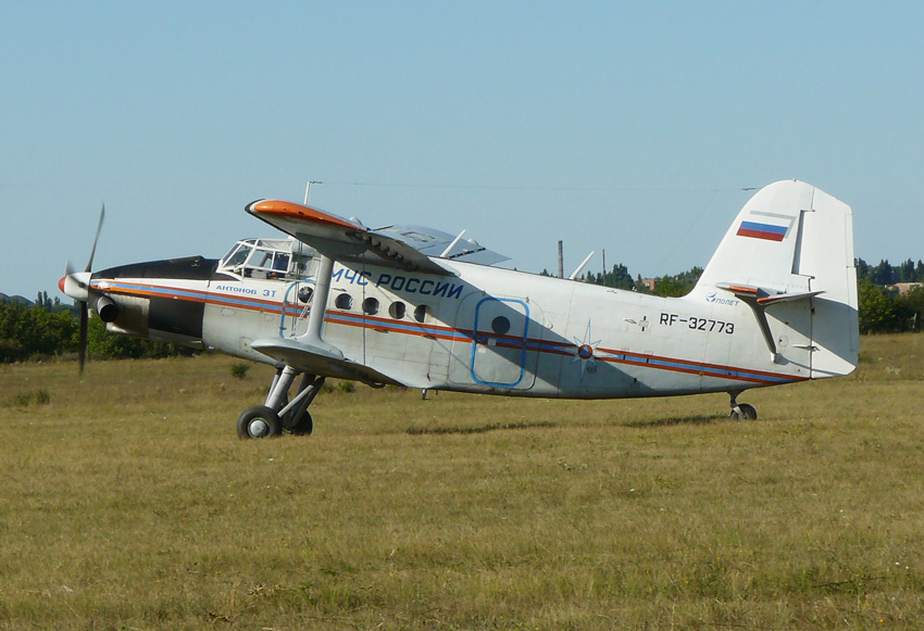 Самолет на поле шахтинского авиаремзавода