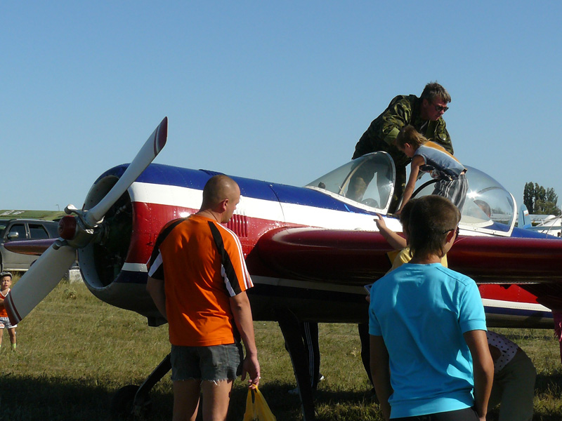 Як-50 на поле в Шахтах
