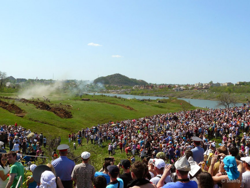 Шахтинцы смотрят военно-историческую реконструкцию